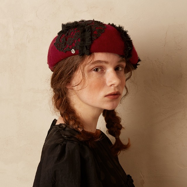 Lace detail beret -Cherry red